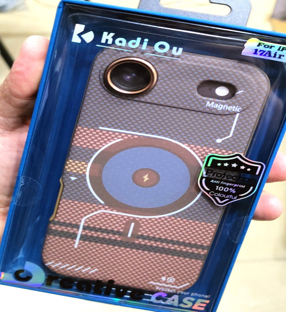  جراب فخامة من قطعتين (شفاف داخلي + غطاء كاربون فايبرخارجي مغناطيسي)، نحيف مقاوم للبصمات ويدعم ماج سيف متوافق مع ايفون 17 اير 