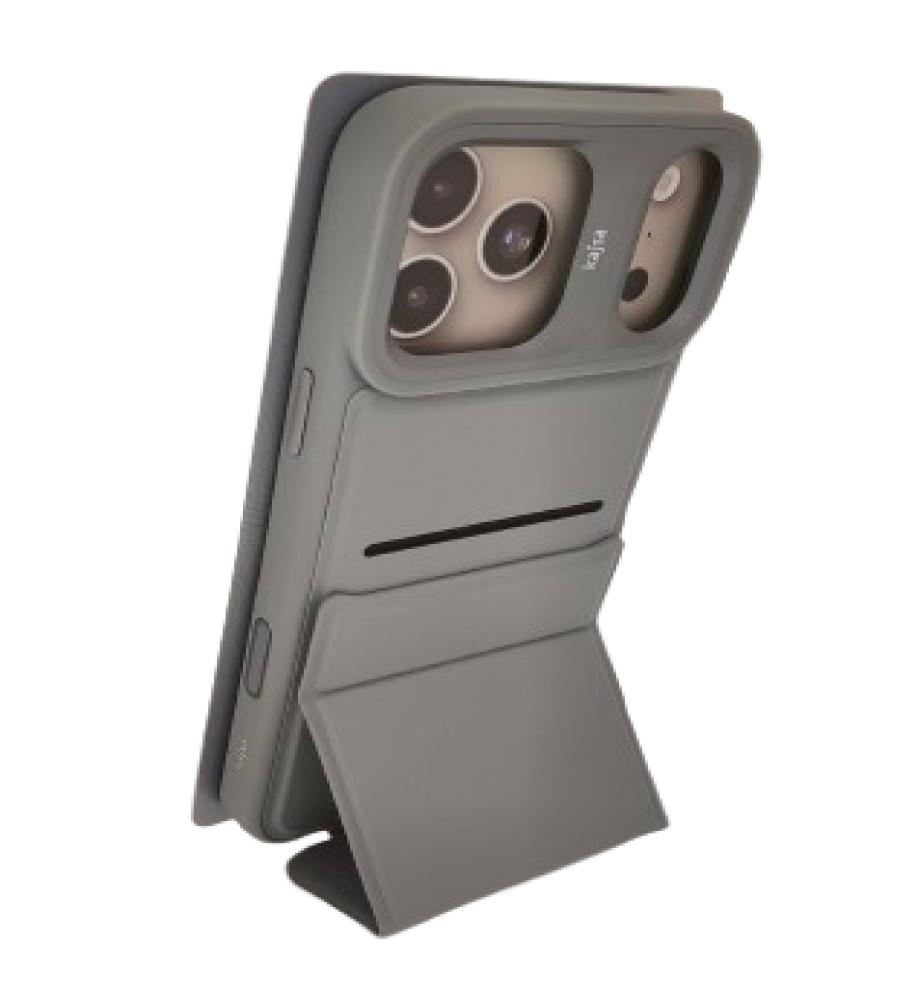  جراب ايفون مزود بـ قطعة قابلة للطي بتصميم ثلاثي تتيح استخدامه كمسند ثابت و جيب مخفي داخل الجراب لحفظ الكروت، خامات قوية مقاومة للصدمات، و بروز لمربع الكاميرات حماية ولمسة تصميم جذابة ل ايفون 17 برو ماكس 