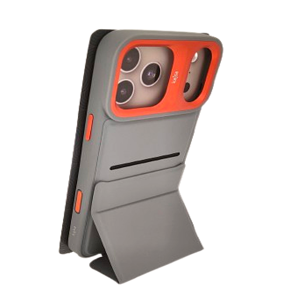  جراب ايفون مزود بـ قطعة قابلة للطي بتصميم ثلاثي تتيح استخدامه كمسند ثابت و جيب مخفي داخل الجراب لحفظ الكروت، خامات قوية مقاومة للصدمات، و بروز لمربع الكاميرات حماية ولمسة تصميم جذابة ل ايفون 17 برو ماكس 