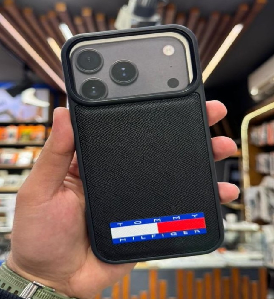  غطاء حماية و جراب فاخر أسود بتصميم Luxury Car Style مع شعارات Mercedes BMW TOMMY – جراب أنيق بملمس جلد السيارات الفخمة مقاوم للصدمات والخدوش مع بروز مربع الكاميرا وحواف قوية للحماية موبايل 17 برو ماكس 