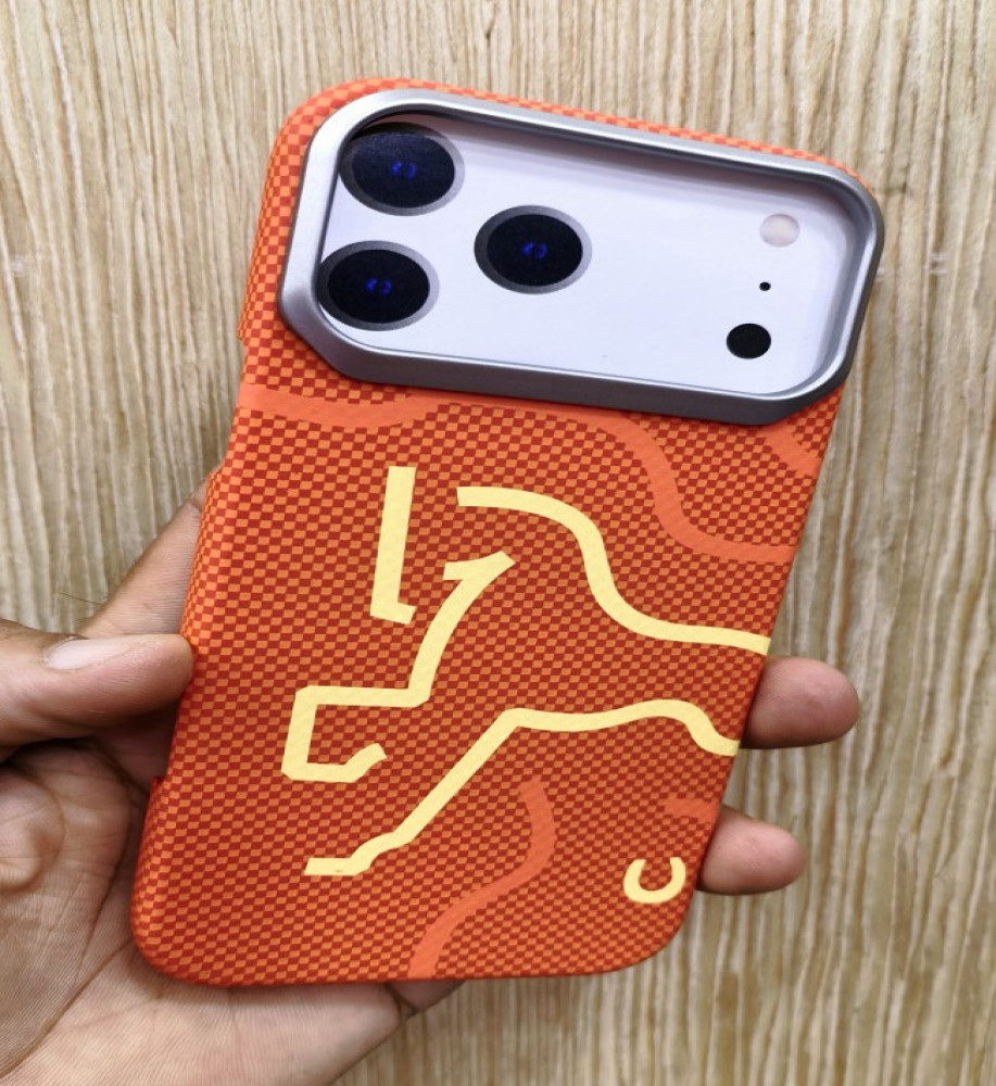  Carbon fiber iPhone 18 Pro Max case in stylish colors; supports MagSafe. 