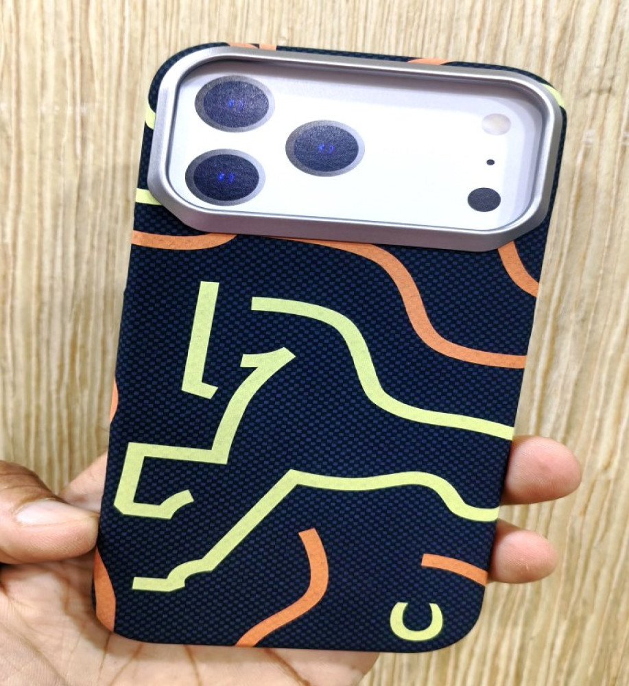  Carbon fiber iPhone 18 Pro Max case in stylish colors; supports MagSafe. 